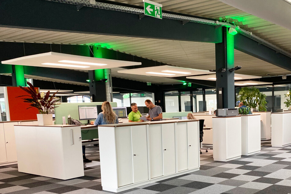 Im Großraumbüro kannst Du gemeinsam mit Deinen Kollegen den Arbeitsalltag meistern.