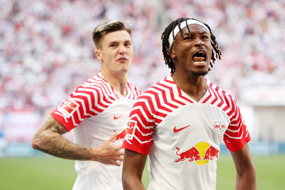 Simakan (24, r.) lebte RB Leipzig, machte das immer wieder öffentlich deutlich. Trotzdem entschied er sich für einen Weggang.