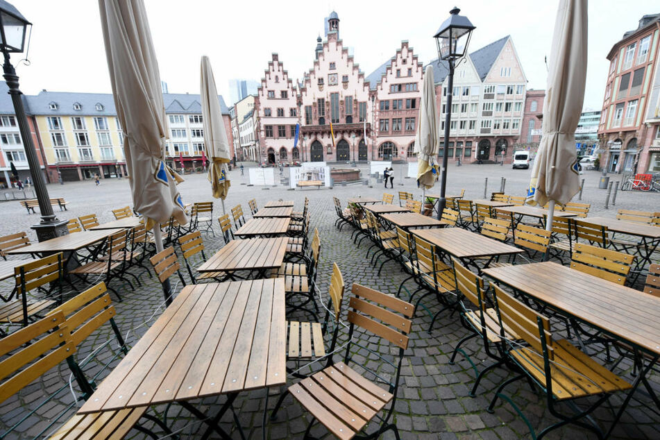 Der Stufenplan soll der Bevölkerung vor allem in Bereichen wie den Kindertagesstätten, den Schulen, dem Einzelhandel, dem Hotelgewerbe, der Gastronomie, der Kulturbranche und dem Sport wichtige Öffnungsperspektiven geben.