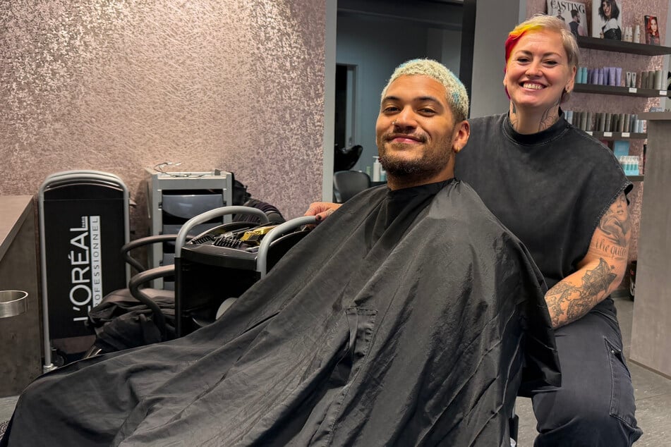 Montigo Moss (l.) ist jede Woche bei Gabi Steinbach (r.) vom Friseursalon Cutaholic zu Gast.