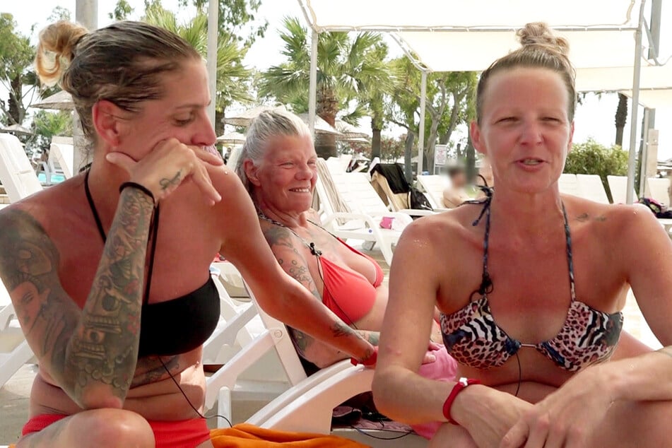 Nana (44, r.) kann den Bootsausflug nicht mitmachen.