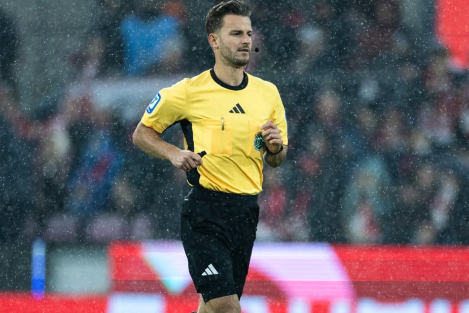 Daniel Schlager (35) hatte beim Spiel zwischen dem 1. FC Köln und dem Hamburger SV einiges zu tun.