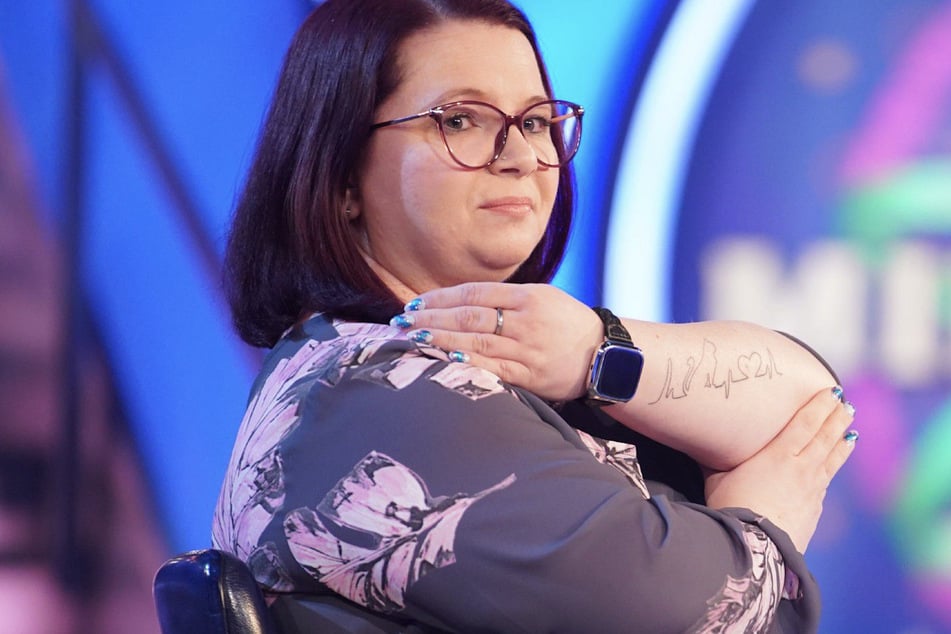 Stolz präsentierte Nancy Hanschmann ihr Katzen-Tattoo auf dem Unterarm.