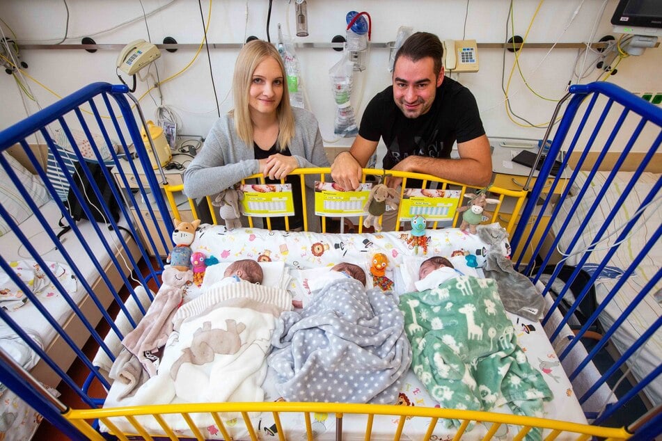 Lisa und Michael Funke freuen sich über dreifaches Babyglück. Schon bald können die zwei mit ihren Kindern Aileen, Neele und Matteo hoffentlich nach Hause. In Bad Salzungen wartet nach Angaben des Klinikums ein neu hergerichtetes Kinderzimmer.