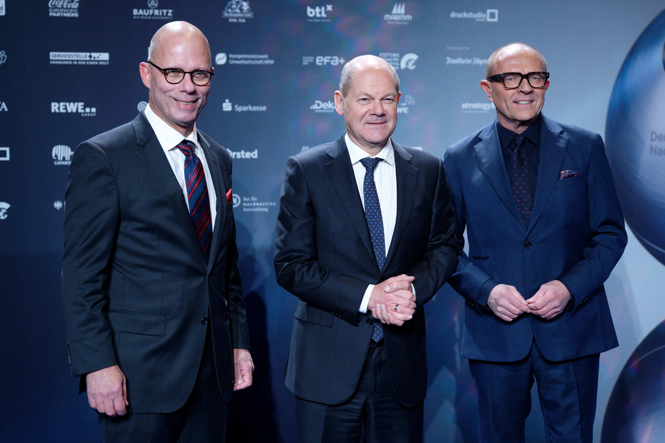 Peter Tschenscher (56, SPD, v.l.n.r.), Olaf Scholz (64, SPD) und Stefan Schulze-Hausmann bei der Verleihung des Deutschen Nachhaltigkeitspreises.