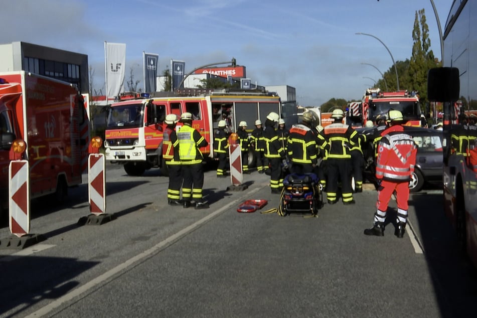 Zahlreiche Retter eilten zu der Unfallstelle in der Schnackenburgallee.