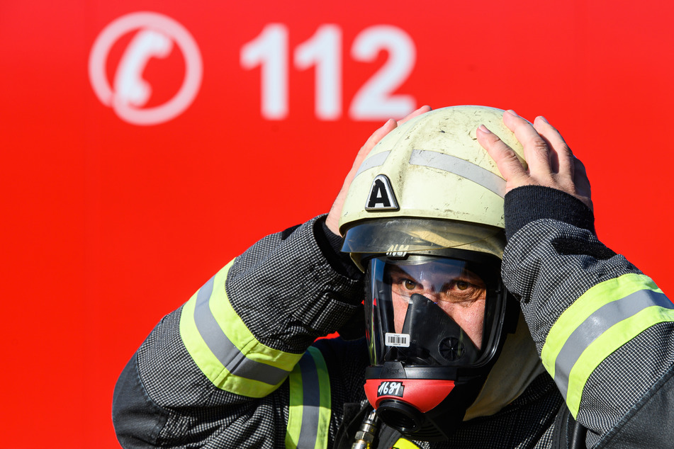 Mit Atemschutz ausgerüstet konnten sich die Feuerwehrleute in das verrauchte Gebäude vorwagen. (Symbolbild)