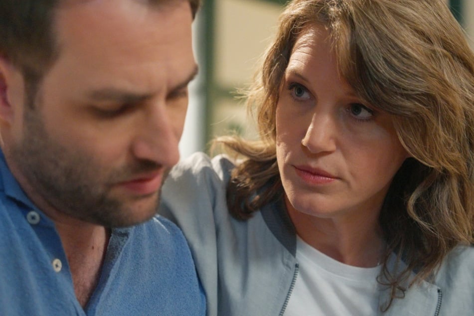 Die Hormontherapie geht nicht spurlos an Daniel (Daniel Fritz, 40) vorbei. Unterstützung erhält er von Lou (Eva Maria Grein von Friedl, 45).