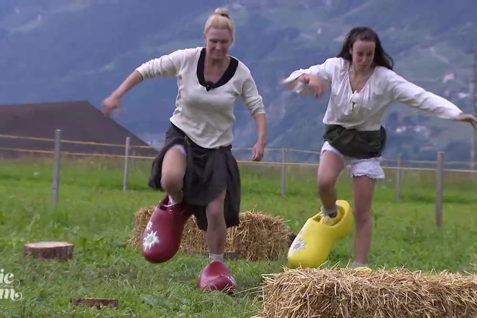 Magdalena Brzeska (43, l.) und Siria Campanozzi (21) im Riesenholzschuh-Parcours.