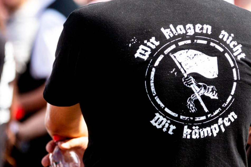 Laut Verfassungsschutz ist die Zahl der Rechtsextremisten in Hessen stark gestiegen (Symbolbild).