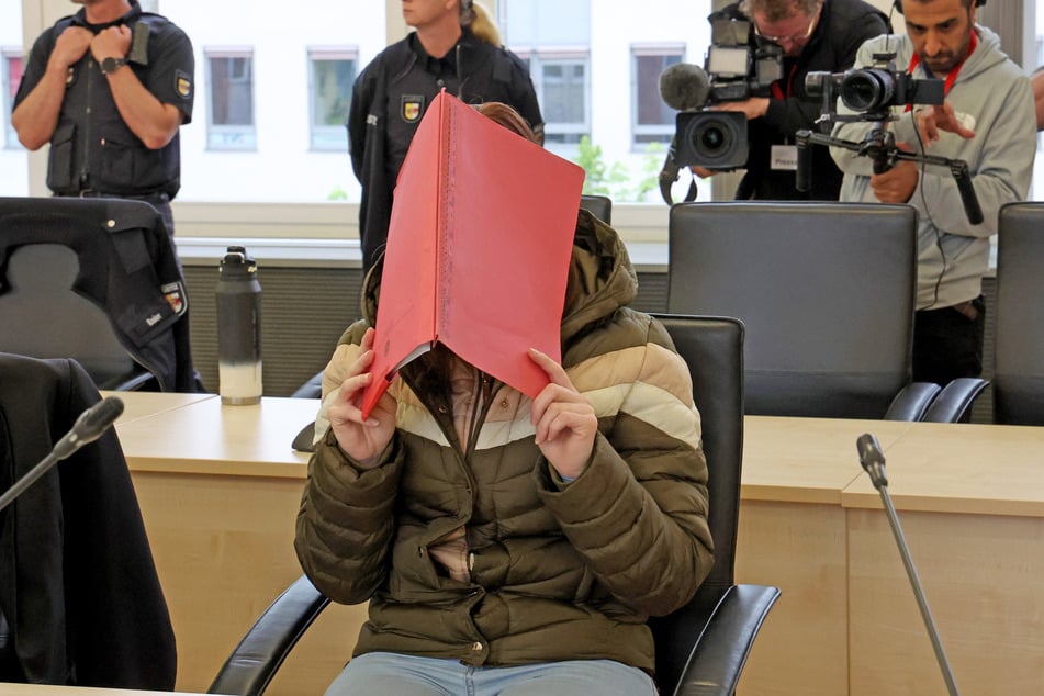 Die Angeklagte ist offenbar wieder in einer Beziehung mit dem Vater des getöteten Fabian.