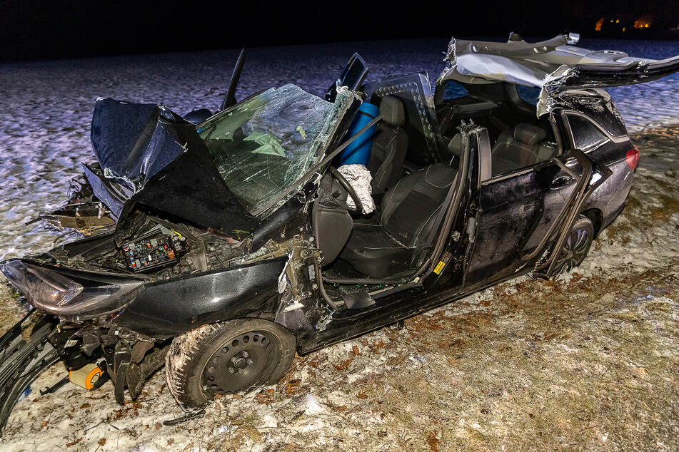 Heftiger Crash im Vogtland: Opel kracht gegen Baum, Fahrerin schwer verletzt