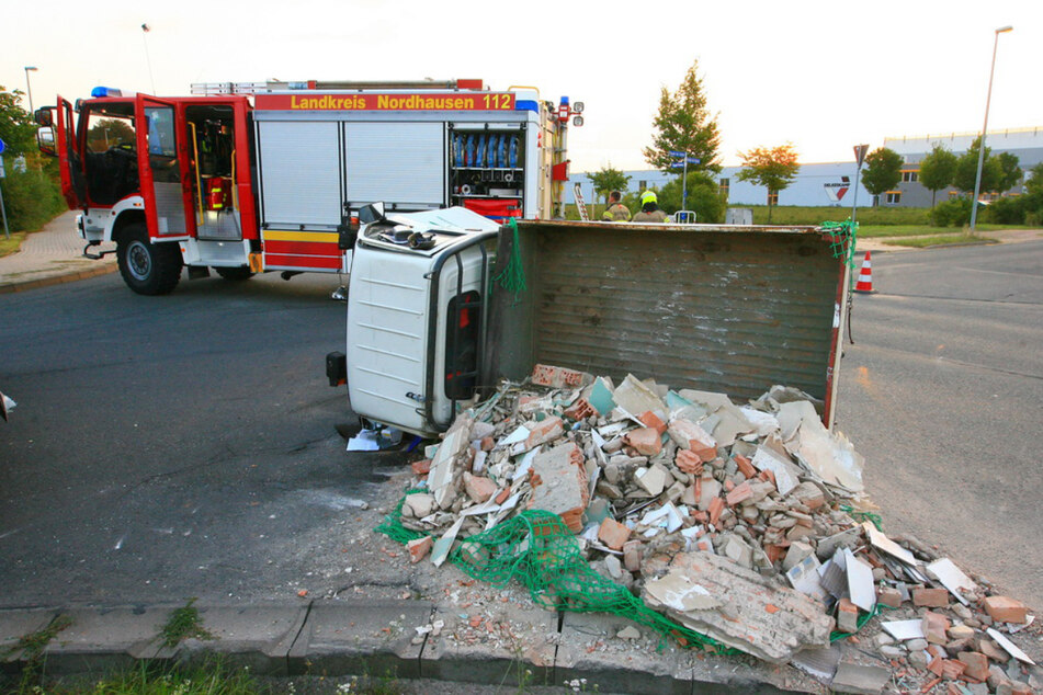 Der italienische Kleintransporter kippte nach dem Zusammenstoß um und verlor Bauschutt.