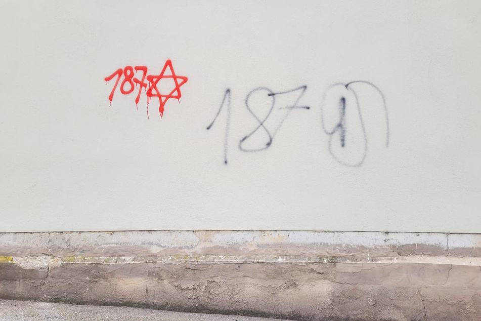 Auch in der Bergstraße fanden sich solche Schmierereien, die womöglich von denselben Tätern stammen.