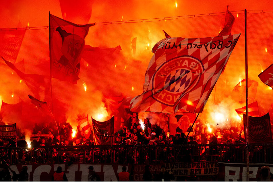 Die Fans des FC Bayern haben im Hinspiel der Champions League gegen Bayer Leverkusen unter anderem Pyrotechnik abgebrannt.