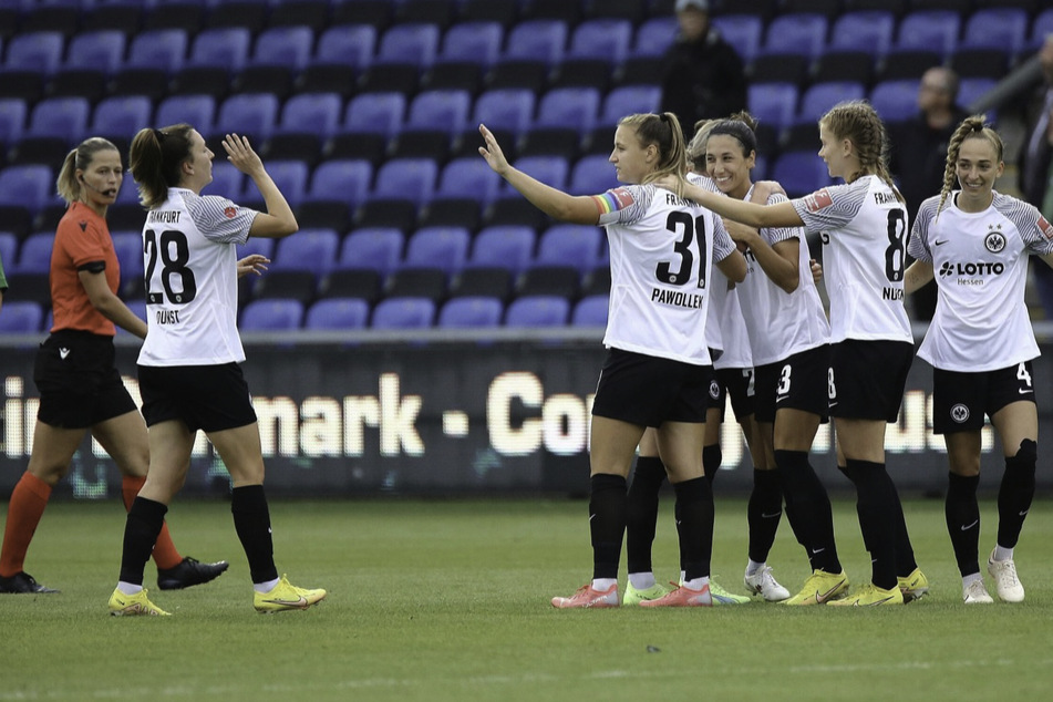 Die Eintracht-Frauen bejubeln das 1:0 gegen Fortuna Hjørring.