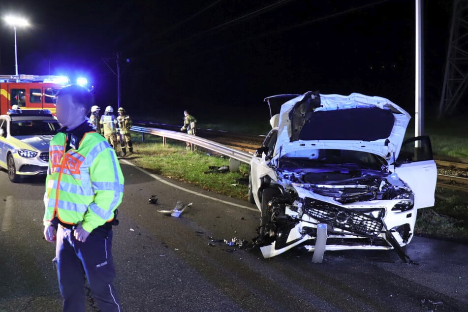 Die Einsatzkräfte sperrten die Fahrbahn für mehrere Stunden ab.