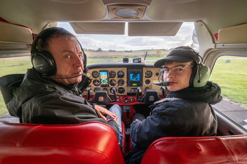 Zusammen mit Pilot René Nestler (53, l.) steuerte ich eine Cessna 172.