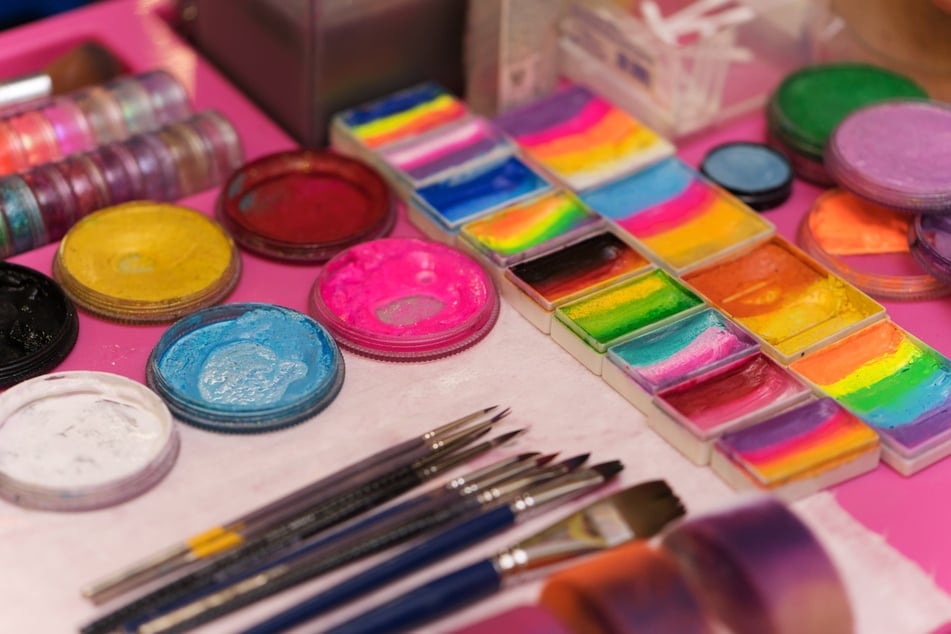 Um Kinder zu schminken, sollten schadstofffreie Farben verwendet werden.