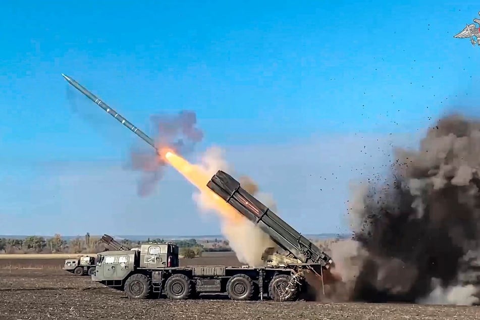 Russische Raketenwerfer beschossen in der Region Donezk eine Siedlung hinter der Frontlinie.