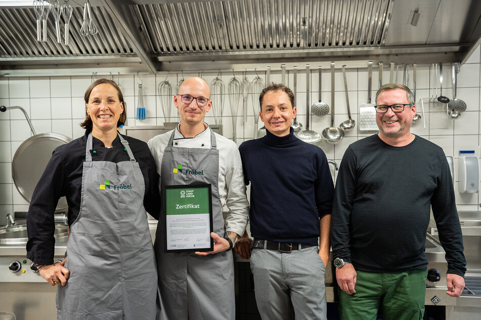 Das Küchenteam um Henrike Schuderer und Christian Freyer (2.v.l.) freut sich mit Küchentrainer Falco Rösner und Kita-Leiter Stefan Tschammer (r.) über die Entwicklung im Fröbel-Kinderhaus "Groß und Klein".