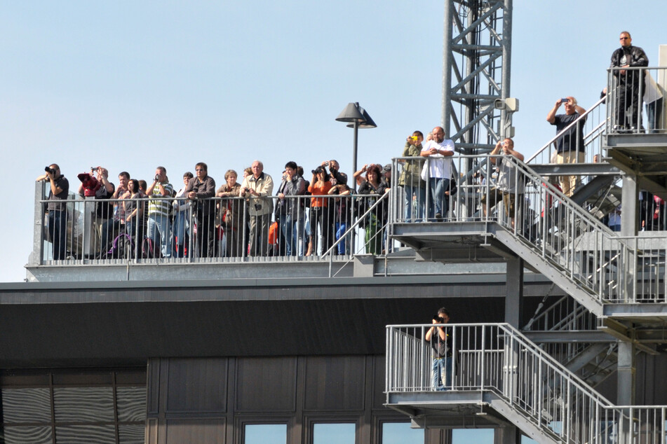 Die Aussichtsplattformen bot Besuchern in 30 Metern Höhe ein Bild vom gesamten Airportgelände.