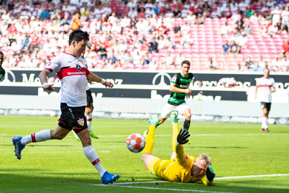 VfB-Kapitän Wataru Endo lupft lässig zur 1:0-Führung ein.