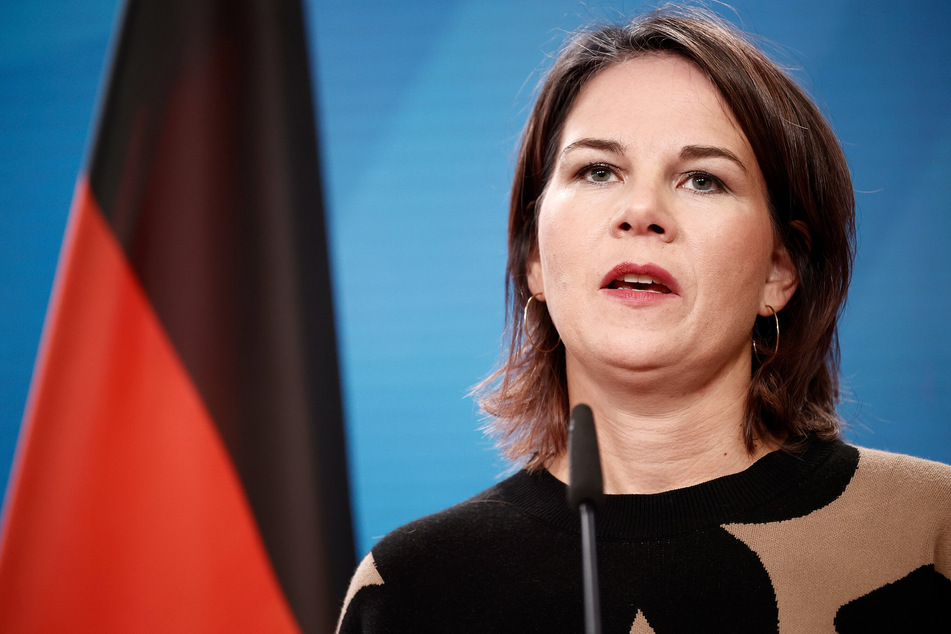 Außenministerin Annalena Baerbock (41, Grüne) äußerte sich aufgrund der Informationslage zunächst zurückhaltend.