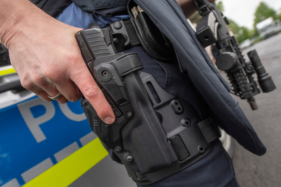 Mit ihrer Dienstwaffe töteten die Polizisten die Katzen. (Symbolbild)