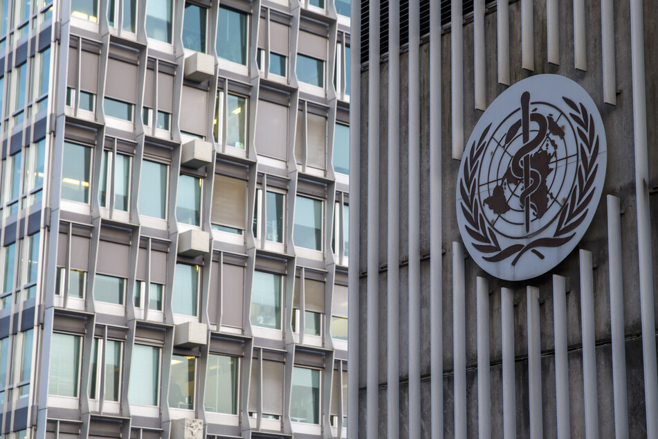Das Logo hängt am Gebäude des Hauptsitzes der Weltgesundheitsorganisation (WHO).