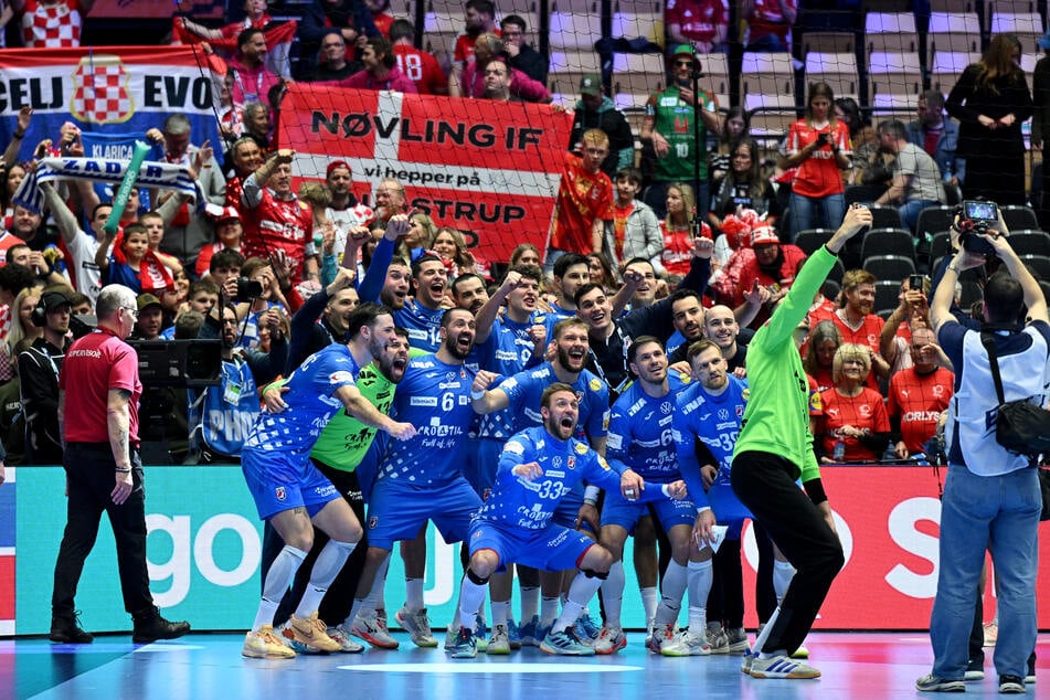 Siegerpose einnehmen! Kroatiens Handballer bejubeln Bronze.