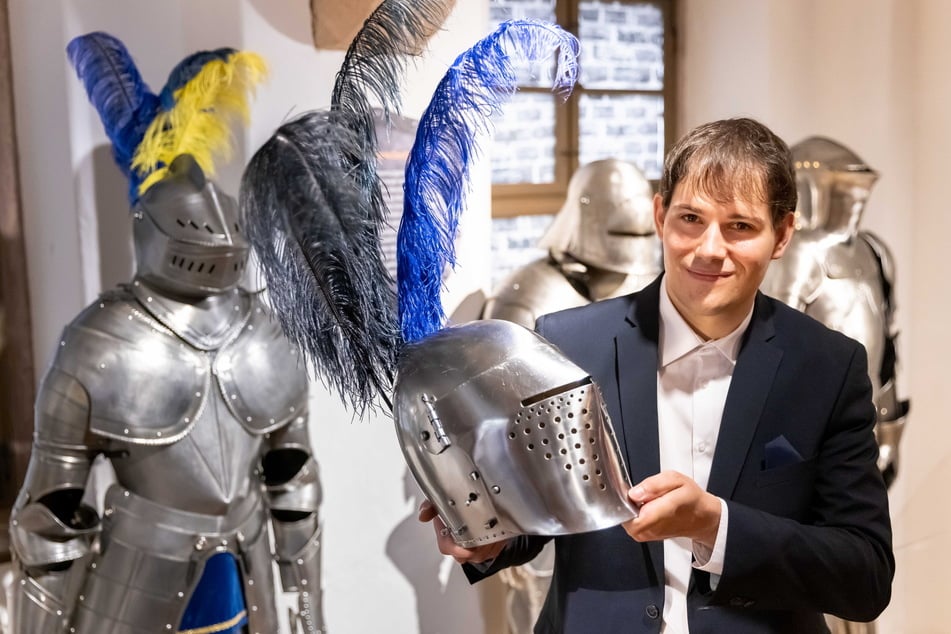 Mittelalterfan durch und durch: Mit seinem Ritter-Fundus stellt Christian Höppner (32) den Großteil der Exponate für eine Ausstellung auf Burg Scharfenstein.