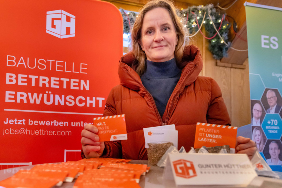 Linda Hüttner (44) freut sich über regen Besuch beim "Coming home"-Weihnachtsmarkt.