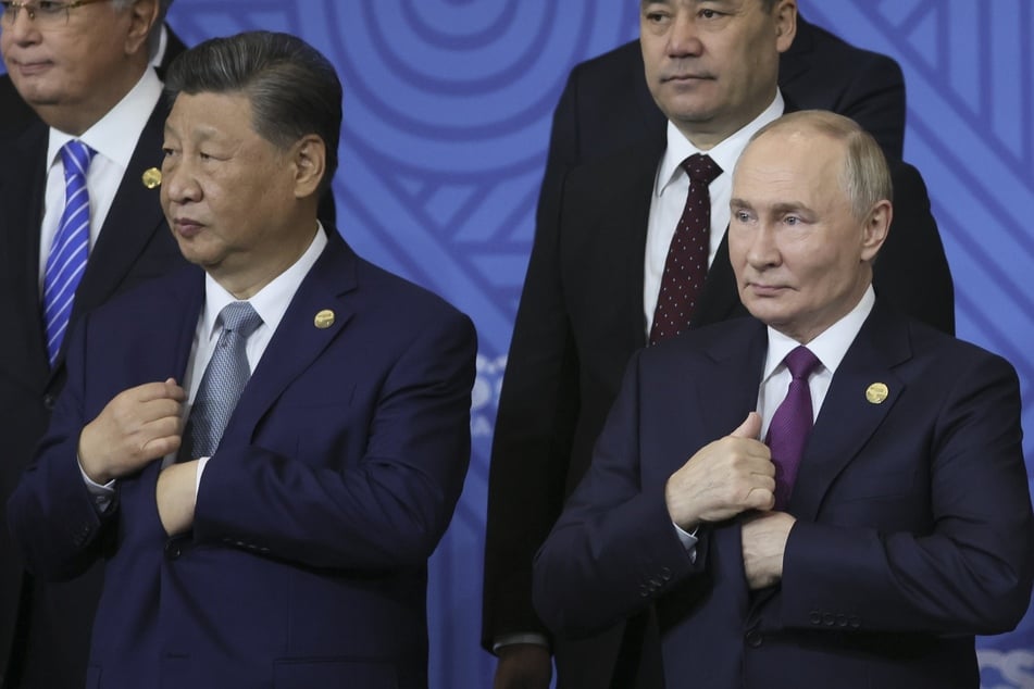 er chinesische Präsident Xi Jinping (71, l) und der russische Präsident Wladimir Putin (72, r) nehmen an einer Zeremonie für ein Familienfoto vor der Sitzung im Format Outreach/BRICS Plus auf dem BRICS-Gipfel in Kasan teil.