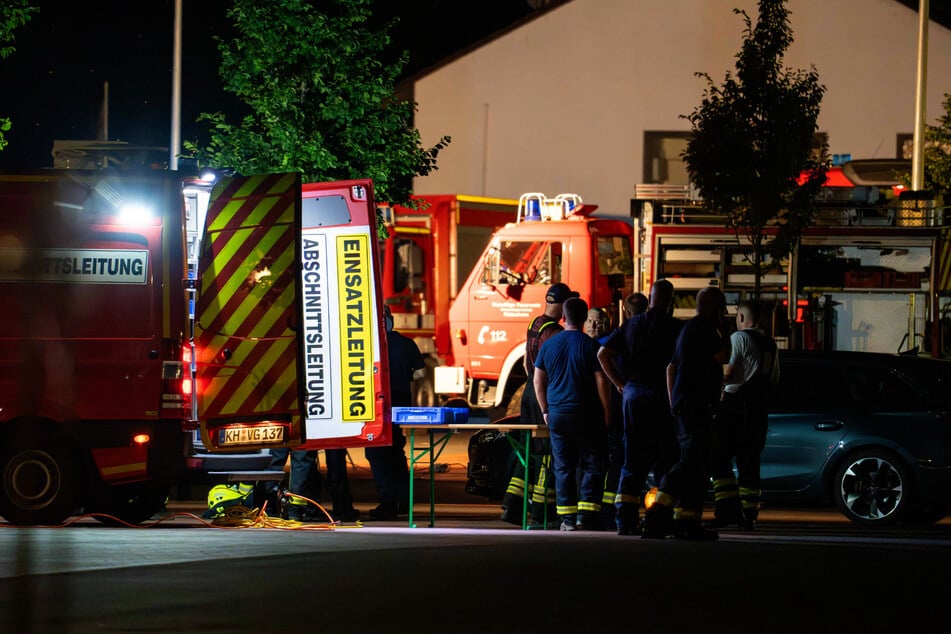 Die Feuerwehr musste ihre Löscharbeiten unterbrechen, damit das betreffende Gebiet evakuiert werden konnte.