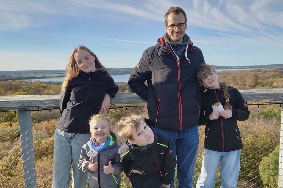 Thomas Nestler (40) und seine Kinder.