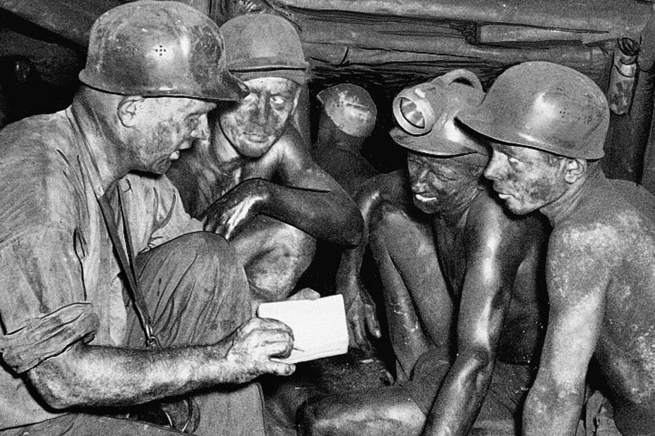 Das Archivbild aus dem Jahre 1956 zeigt Bergleute im sächsischen Steinkohlerevier unter Tage.