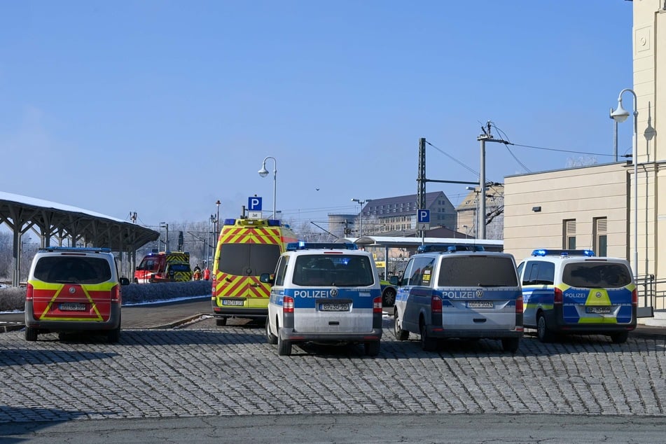 Polizei, Rettungsdienst, Feuerwehr und DB-Notfallmanagement rückten an.