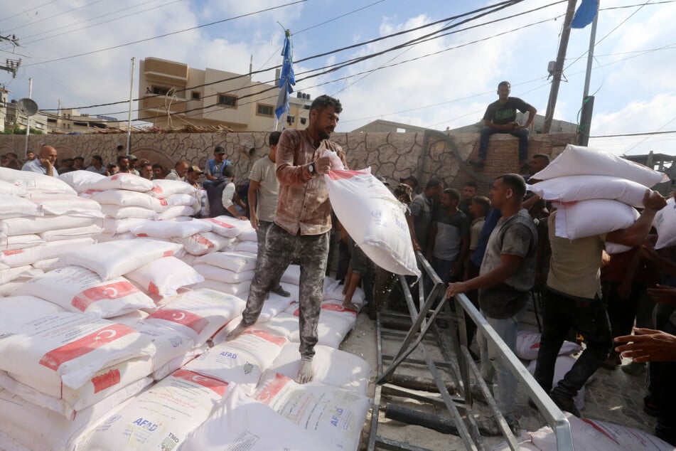 Blick ins UNRWA-Verteilzentrum im Gazastreifen, während dort Mehl der türkischen Katastrophenhilfe abgeladen wird.