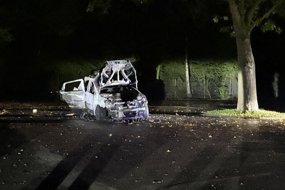Der 51-Jährige wurde am Montagabend von der Polizei neben einem brennenden Auto sitzend angetroffen und festgenommen.