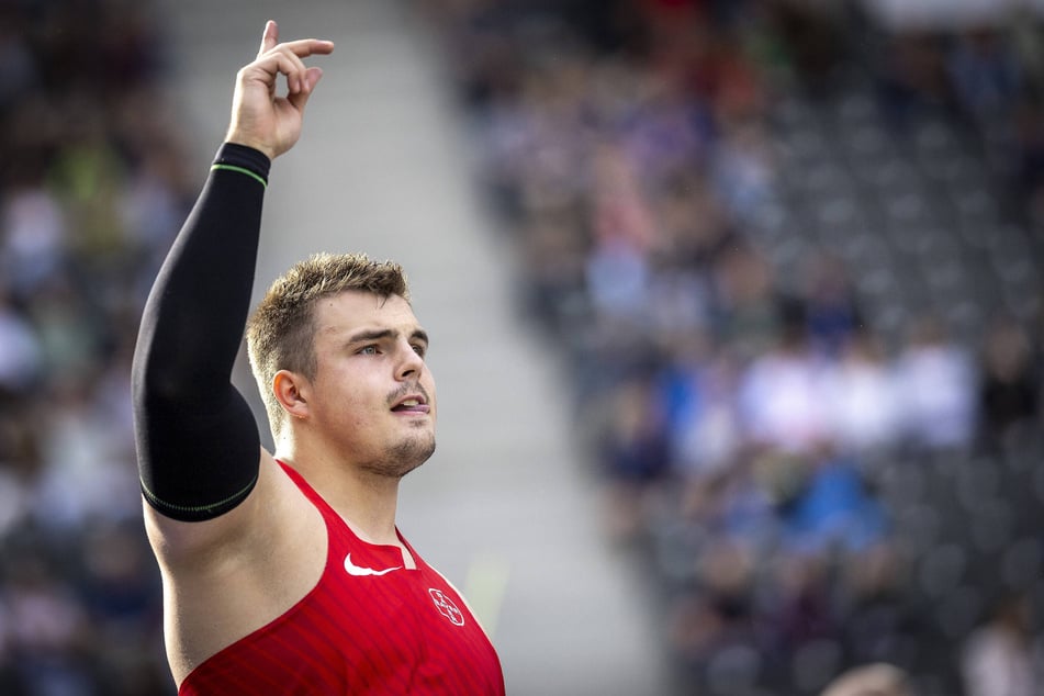 Der 19-Jährige warf den Speer auf 90,20 Meter.