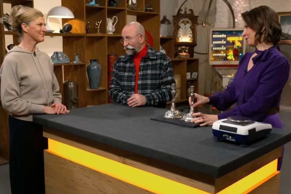 Christine (l.) aus Hamburg hat bei ihrem Besuch im "Bares für Rares"-Studio ganz besondere Silberware im Gepäck.