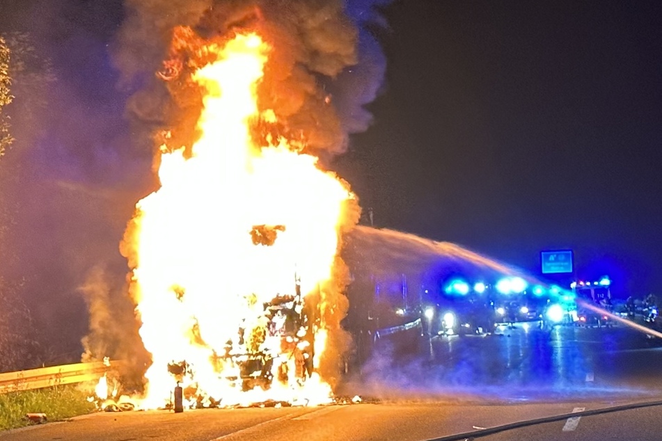 Am Montag (14. August) brannte auf der A43 bei Wuppertal auf Höhe des Rastplatzes Scherenberg die Zugmaschine eines Gefahrguttransporters.