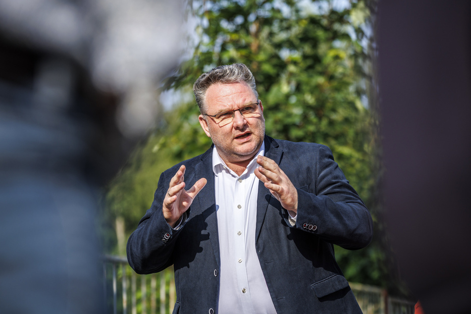 Langebrücks Ortsvorsteher Christian Hartmann (51, CDU) hofft auf eine baldige Lösung.