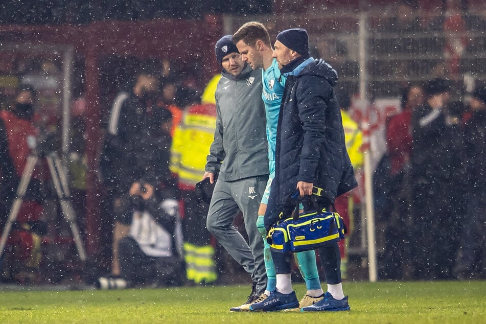 VfL-Keeper Drewes (31) kann das Spiel nicht fortsetzen und wird vom Platz geführt.