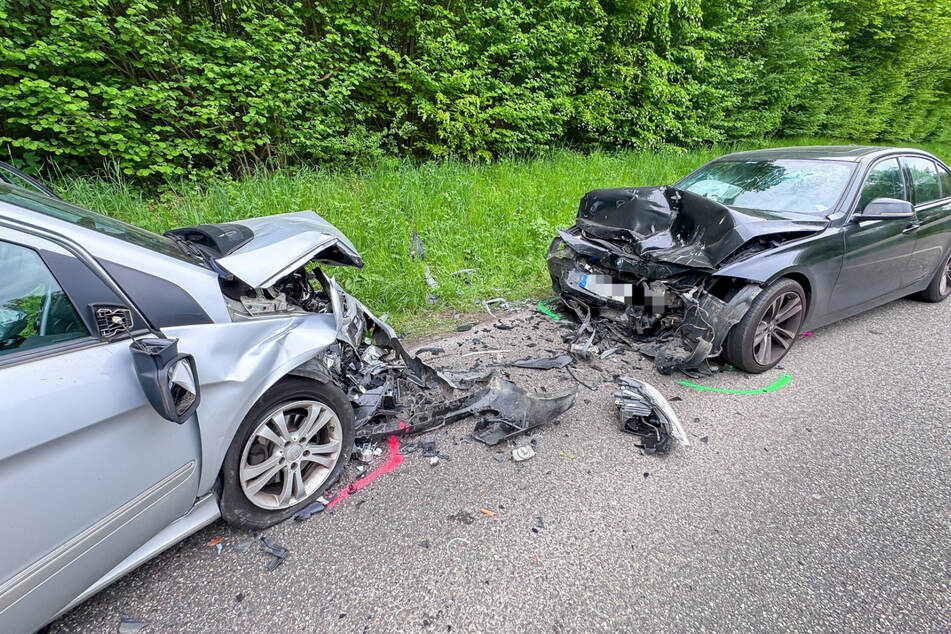 Auf der Fahrbahn der B293 bei Pfinztal entstand ein Trümmerfeld.