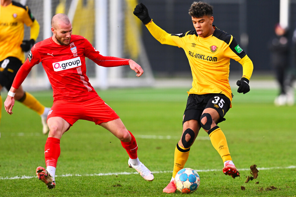 Manfred Starke (31, l.), hier im Duell mit Dynamo Dresdens damaligen Flügelwirbler Ransford-Yeboah Königsdörffer (20), hat sich dem VfB Oldenburg angeschlossen.
