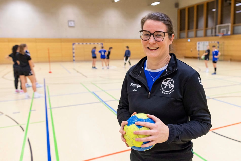 Zu den Auswärtsspielen fahren Angela und ihr Team gern mit dem Zug.