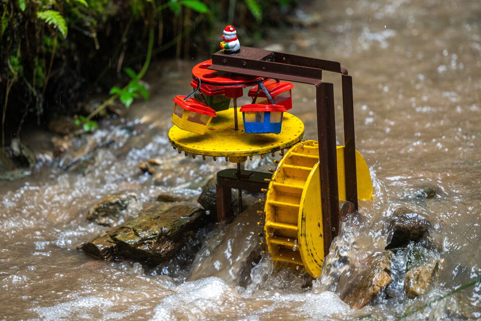Auch das kleine Karussell dreht sich mit Hilfe von Wasserkraft.