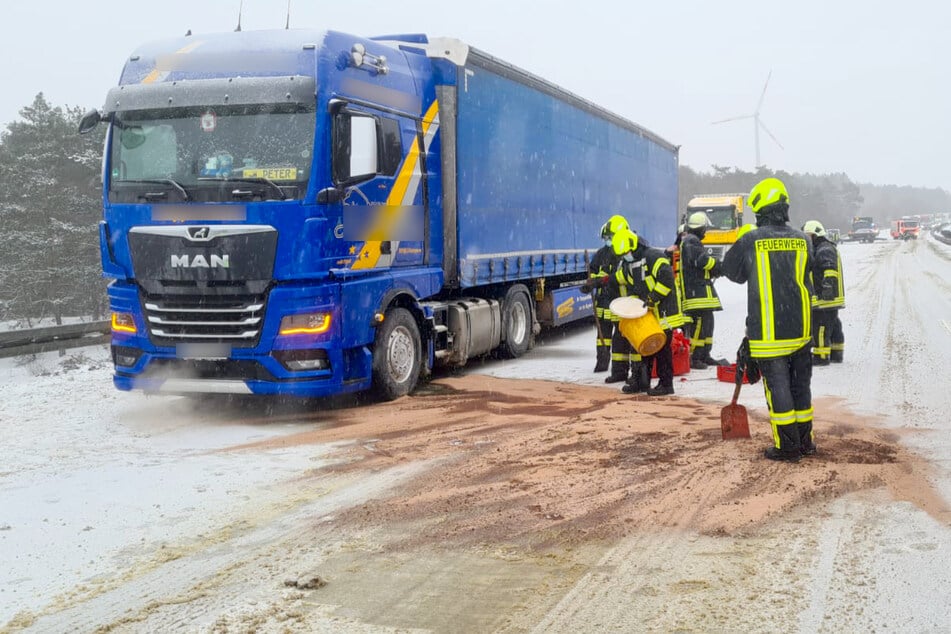 Ein Lkw verlor Hunderte Liter Kraftstoff in Brandenburg an der Havel.